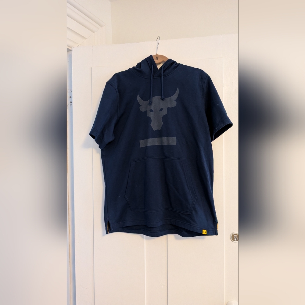 Under Armour Short Sleeve Sweatshirt With Bull Logo NWT, mens large